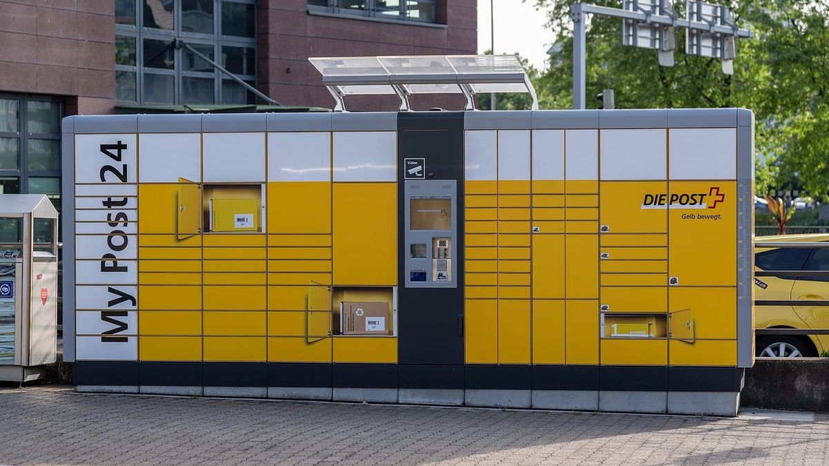 Gelber My-Post-24-Automat am Bahnhof Olten