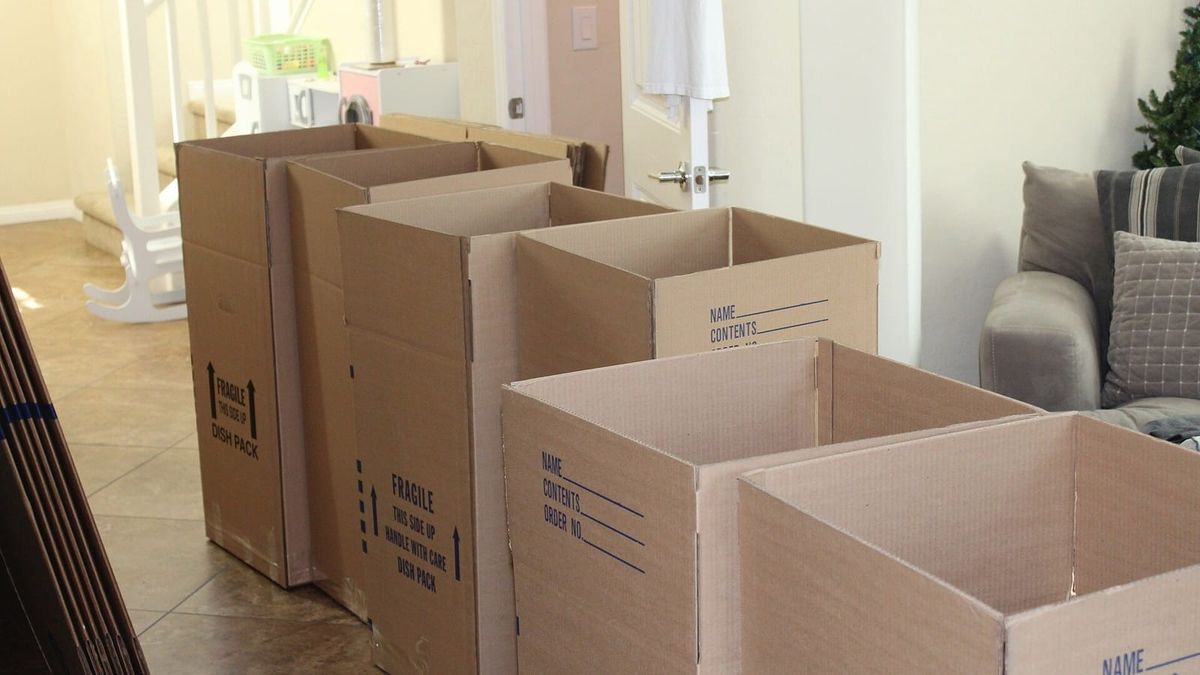 Offene Umzugskartons in einem Wohnzimmer