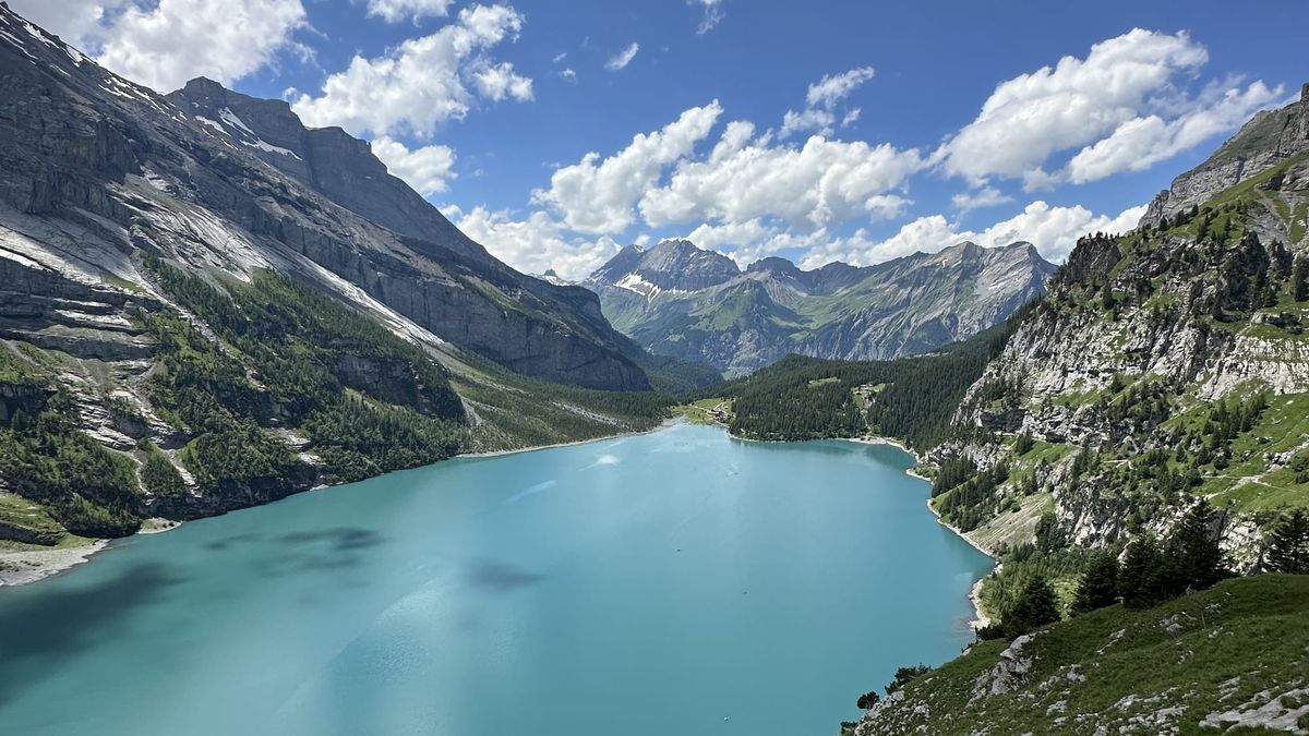 Oeschinensee mit türkisblauem Wasser, Bergen und Wasserfällen