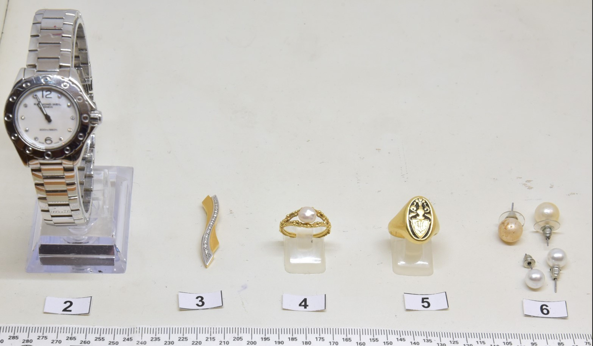 Foto aus dem Originaldokument: Bijoux retrouvés ou saisis le 23 septembre 2026