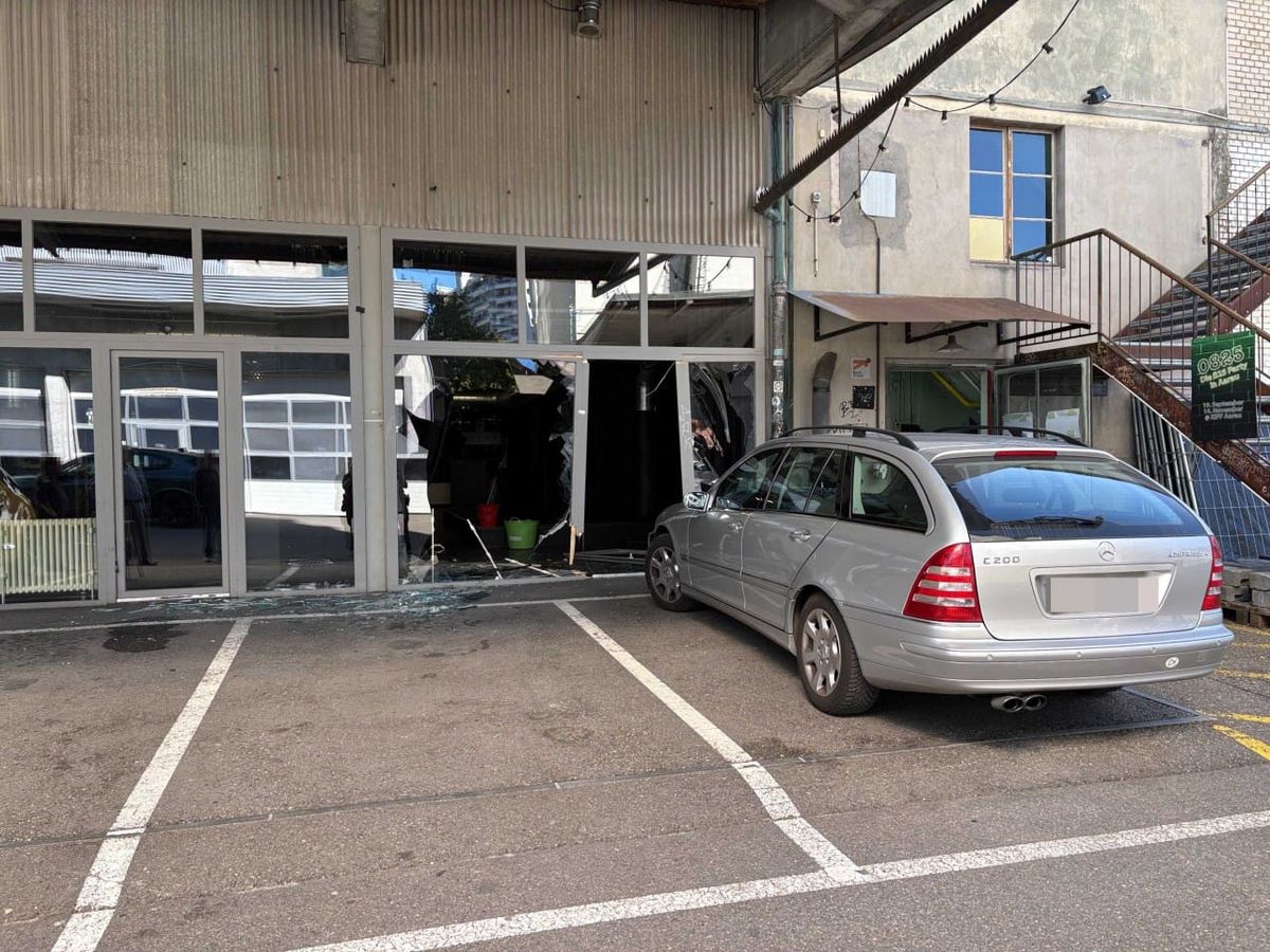 Nach Selbstunfall gegen Fensterfront geprallt.