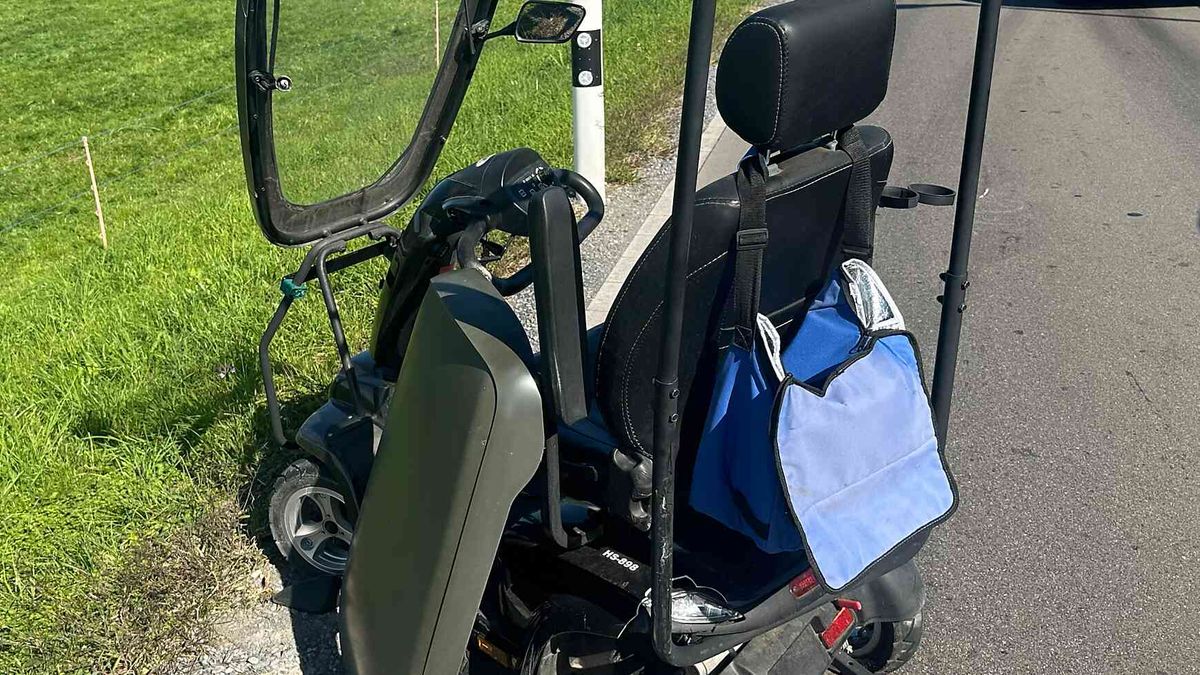 Schübelbach: Rollstuhlfahrer nach Kollision mit Auto lebensbedrohlich verletzt