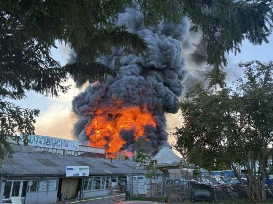 Gebäude, welches stark in Flammen steht und brennt.