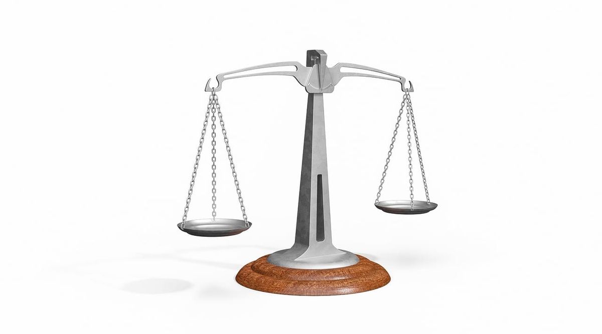 Symbolbild: Waage als Symbol der Gerechtigkeit auf weißem Hintergrund