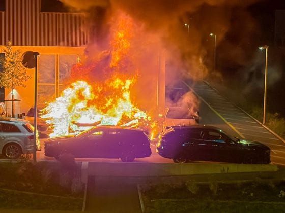 Mehrere Fahrzeuge in Brand