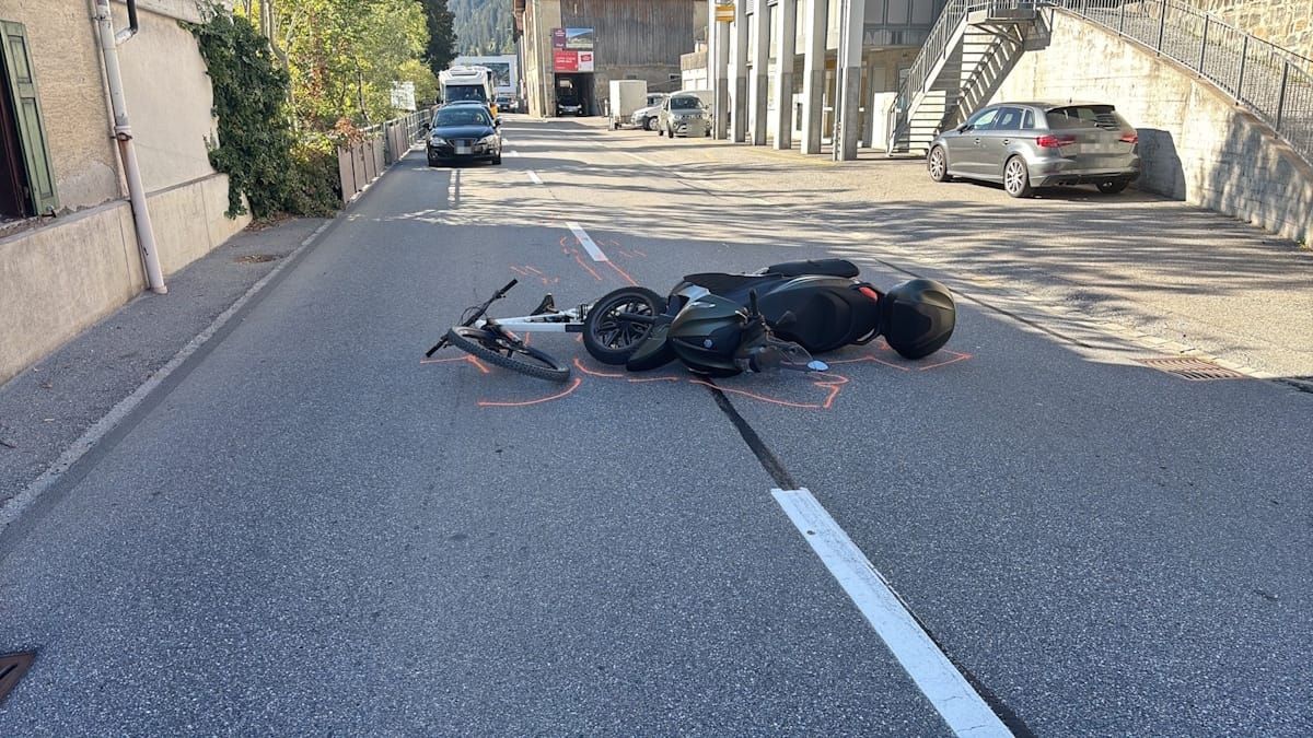 Roller und E Bike auf der Fahrbahn