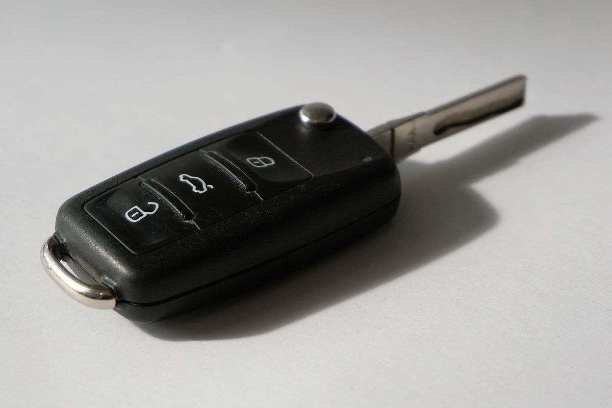 Symbolbild: Ein einzelner Autoschlüssel mit ausgeklappter Metallklinge auf weißem Hintergrund