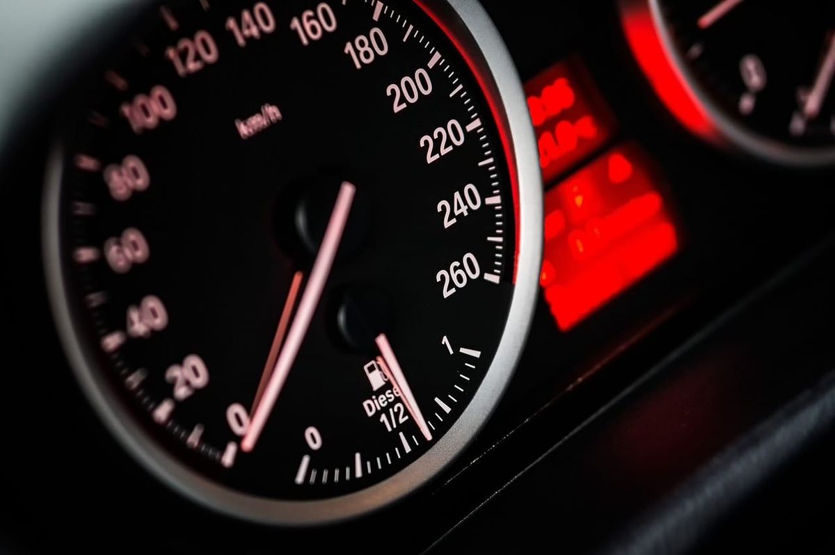 Symbolbild: Nahaufnahme eines Tachometers im Auto mit Anzeige der Geschwindigkeit in km/h