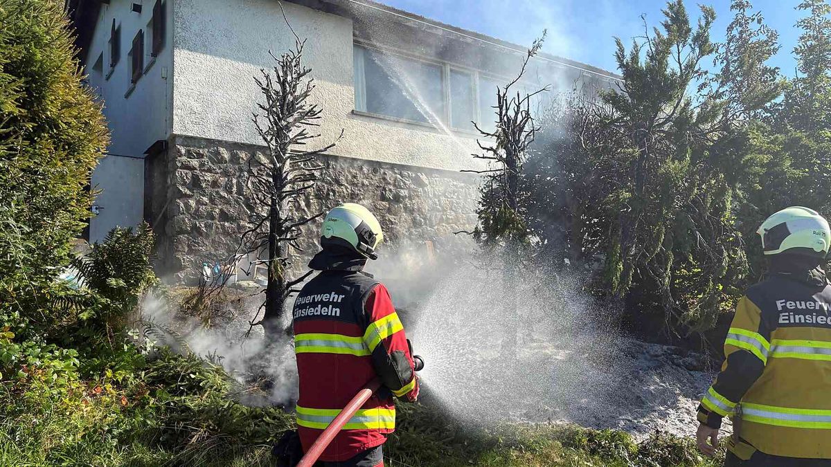 Willerzell: Heckenbrand bei Ferienhaus