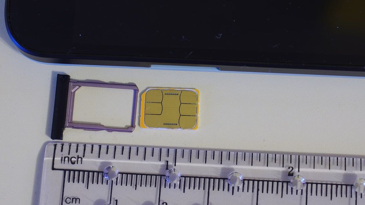 Nano-SIM-Karte neben dem SIM-Schlitten eines Smartphones