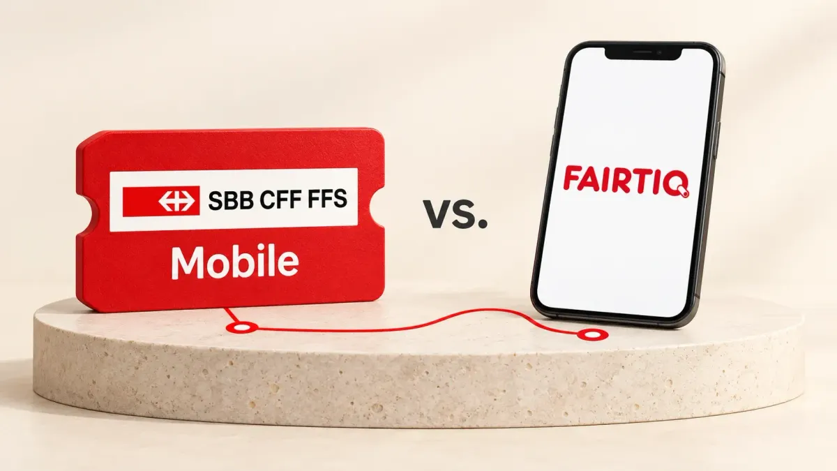 SBB-Mobile-Ticketobjekt und Smartphone mit FAIRTIQ-Logo auf einem hellen Podest, verbunden durch eine rote Linie.