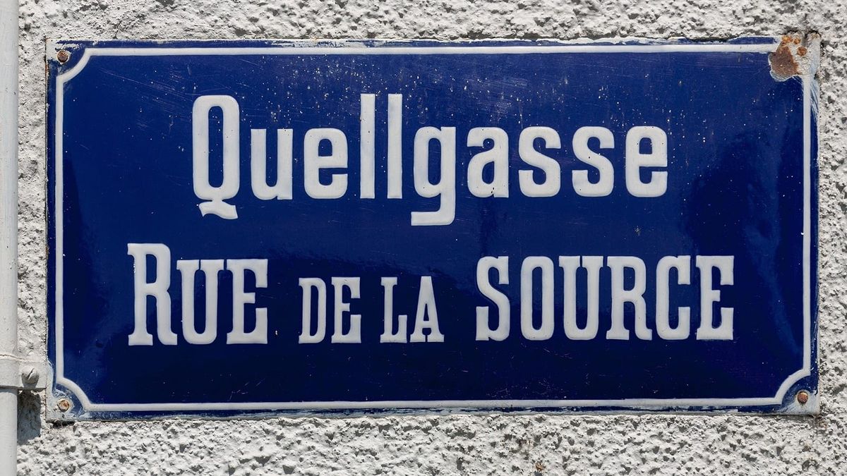 Zweisprachiges Strassenschild Quellgasse und Rue de la Source in Biel/Bienne