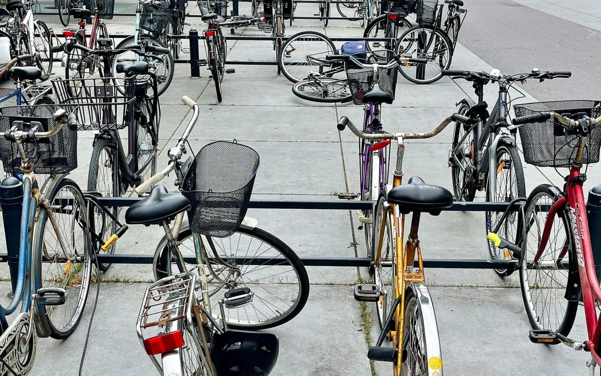 Zahlreiche Velos auf einem Veloabstellplatz. Symbolbild aus Malmö, keine Aufnahme aus Winterthur.