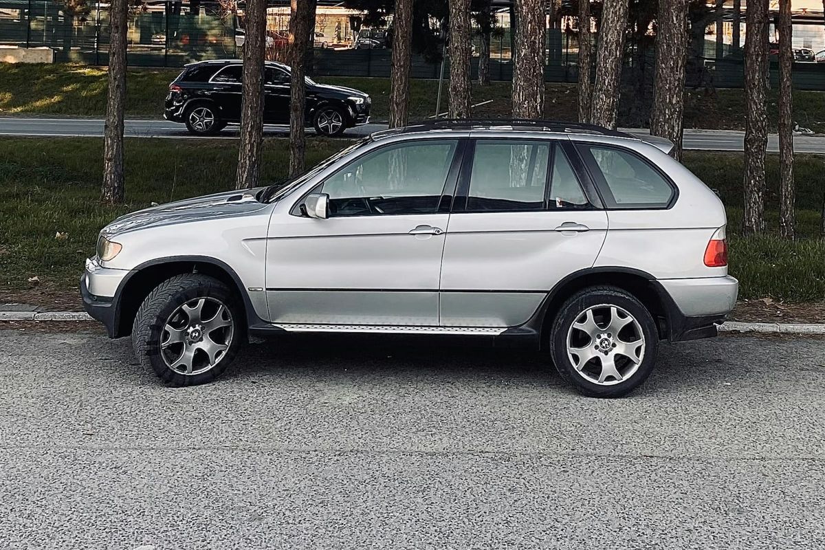 Symbolbild eines silbernen BMW X5. Nicht das in Mörschwil gestohlene Fahrzeug.