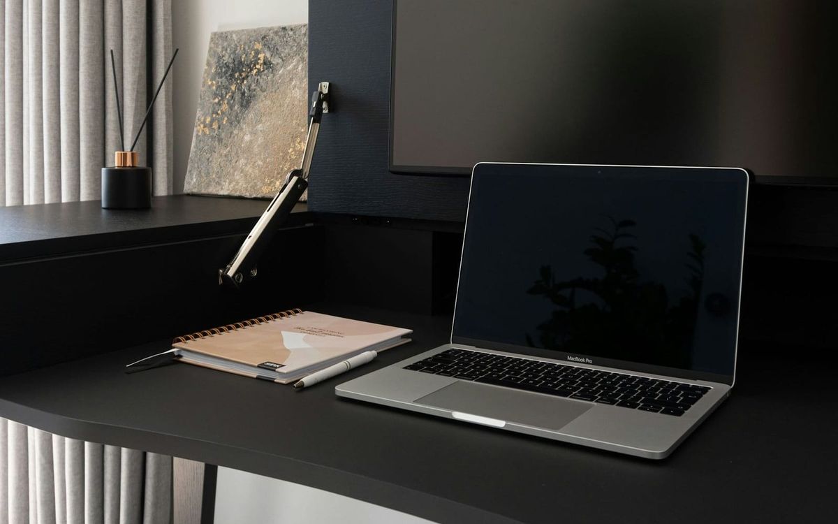 Laptop auf einem Schreibtisch – Symbolfoto zur Warnung vor gefälschten Steuermails.