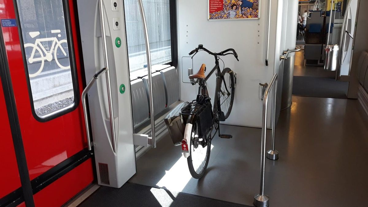 Velo im Mehrzweckbereich eines TILO-Zuges