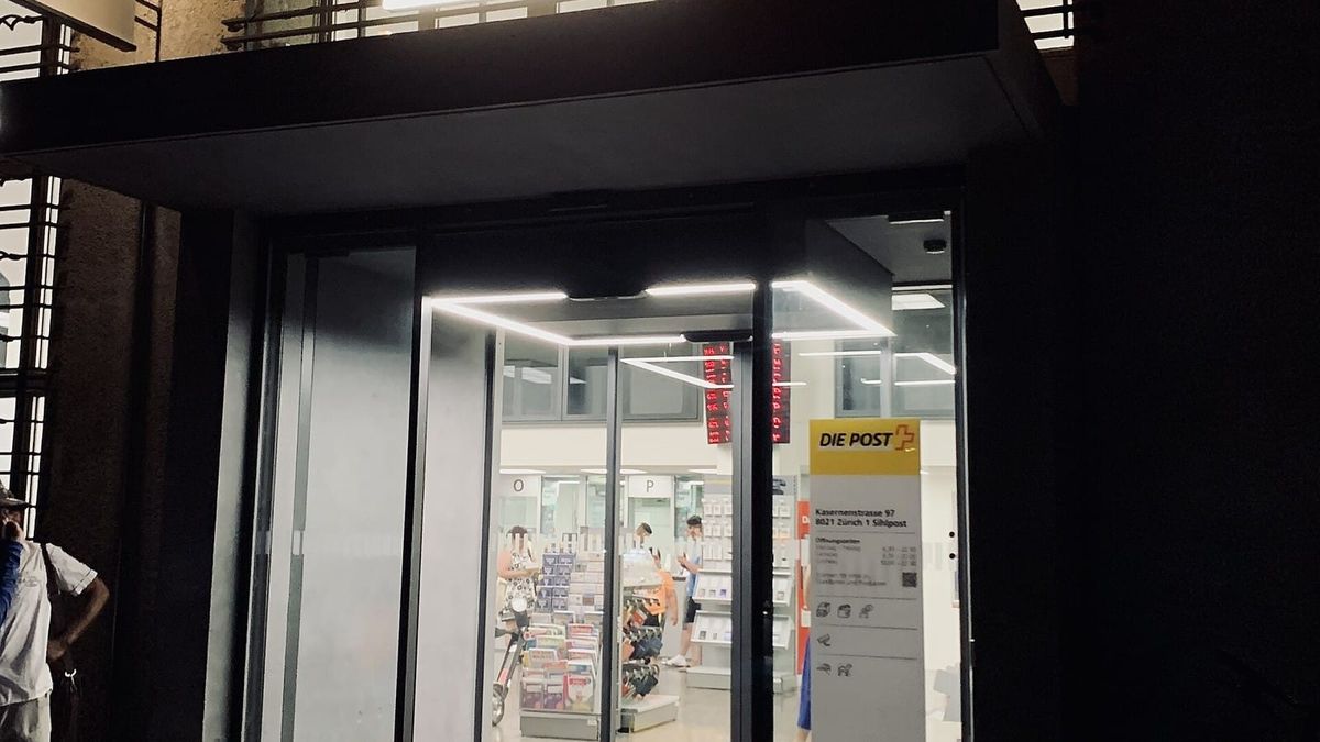 Eingang einer Postfiliale in Zürich
