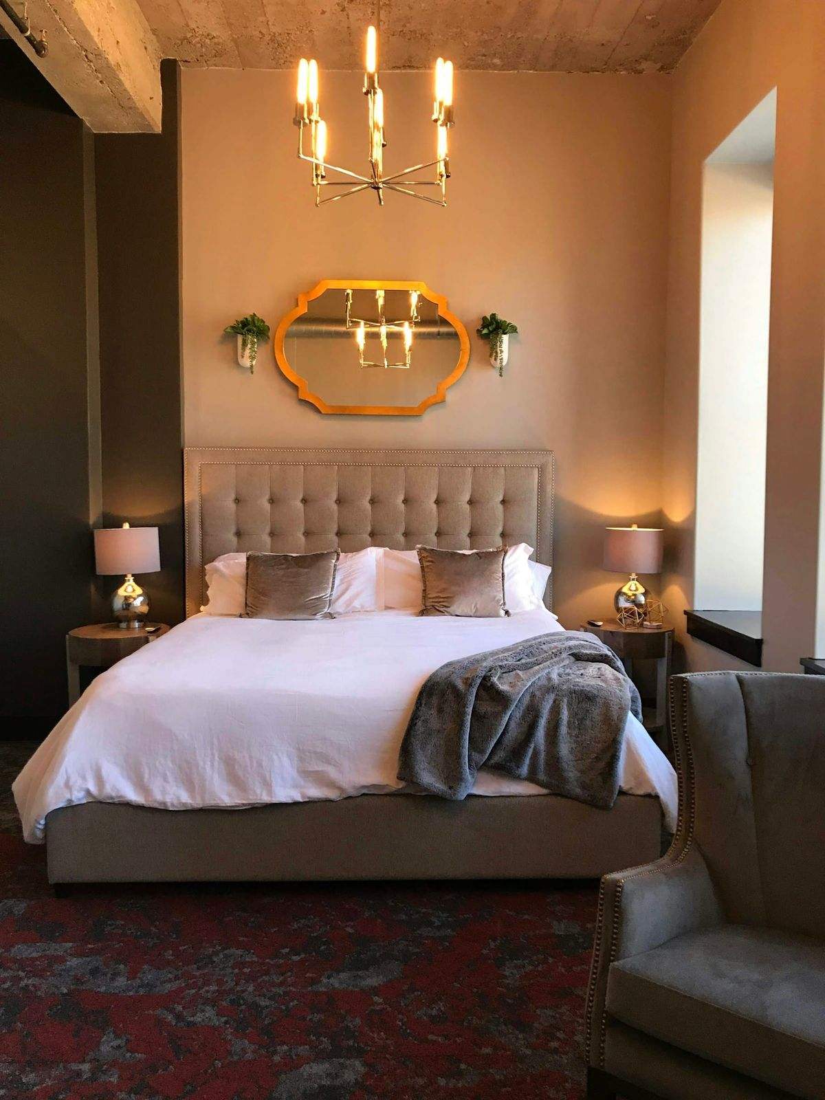 Helles Schlafzimmer mit gepolstertem Doppelbett und zwei Nachttischen