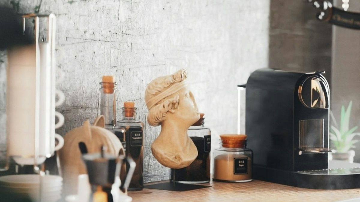 Kaffeemaschine und Kaffeefilter auf einer Küchenarbeitsfläche