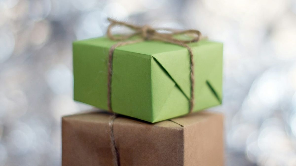 Zwei verpackte Geschenke mit Schleifen
