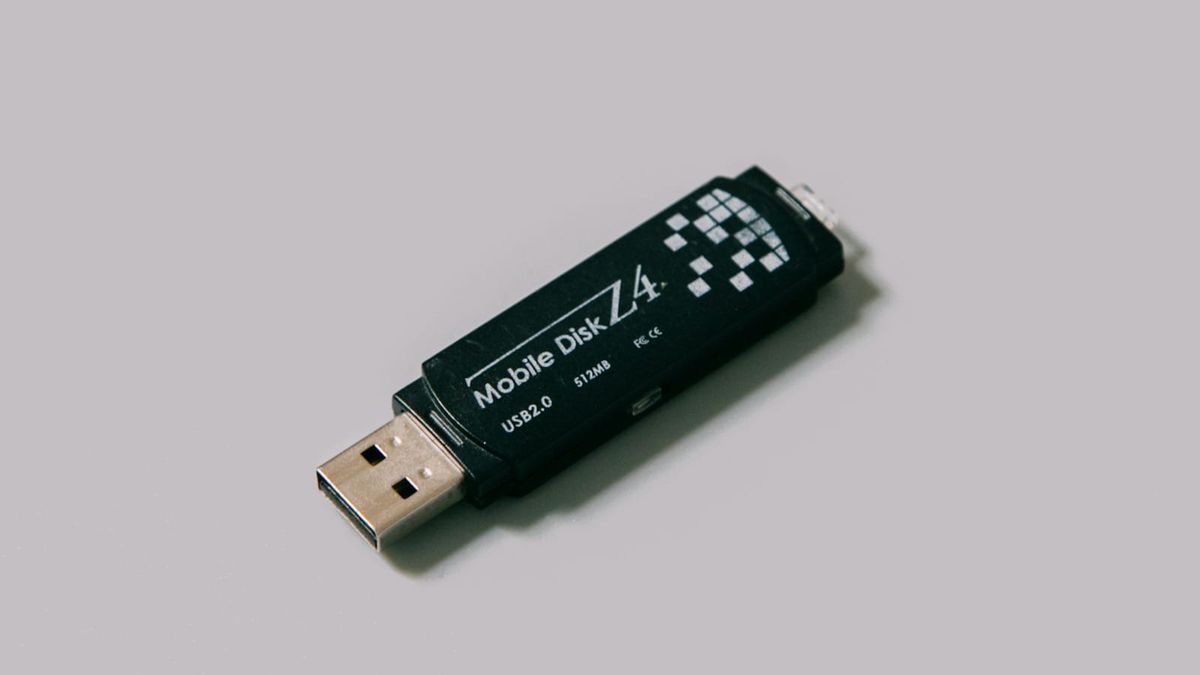 USB-Stick auf einer hellen Oberfläche