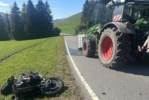 Unfall wegen auf die Strasse gefallener Ladung.