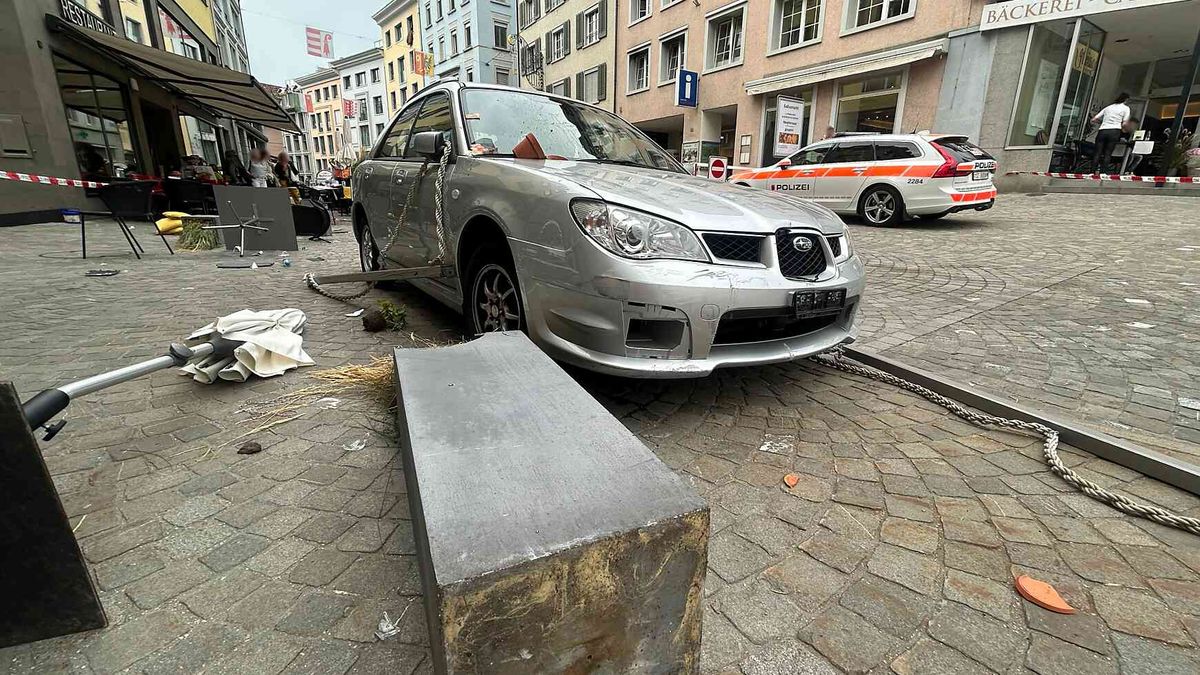 Einsiedeln: Auto fährt in Gartenwirtschaft von Restaurant