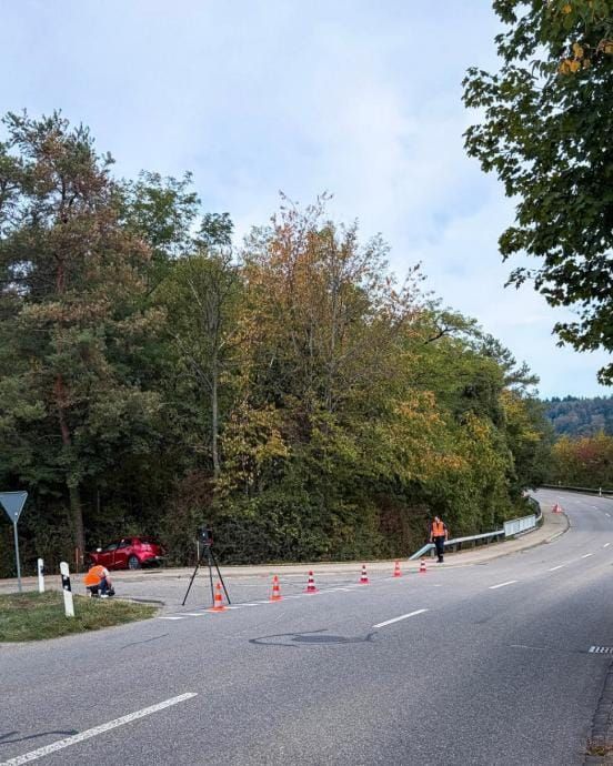 Eine Strassenkreuzung. Polizisten mit orangen Westen sichern Spuren am Boden.