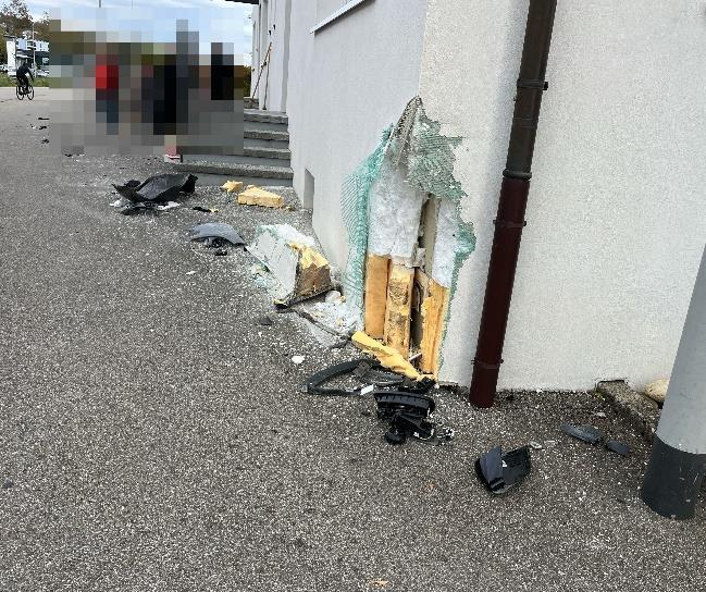 Foto aus dem Originaldokument: Rickenbach: Mann prallt mit Auto in Hausfassade und entfernt sich anschliessend von der Unfallstelle (Zeugenaufruf)