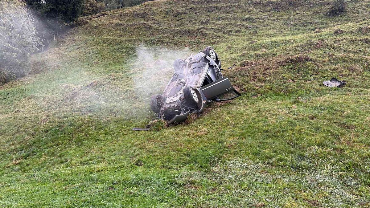 Galgenen: Auto überschlägt sich bei Selbstunfall