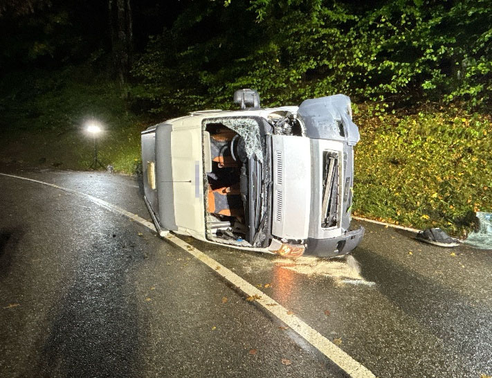 Foto aus dem Originaldokument: Gänsbrunnen: Camper kippt nach Selbstunfall auf die Seite – mutmasslicher Fahrzeuglenker erheblich verletzt
