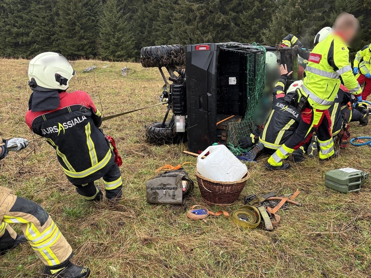 Das Quad auf der Seite liegend. Rundherum Einsatzkräfte bei den Bergungsarbeiten.