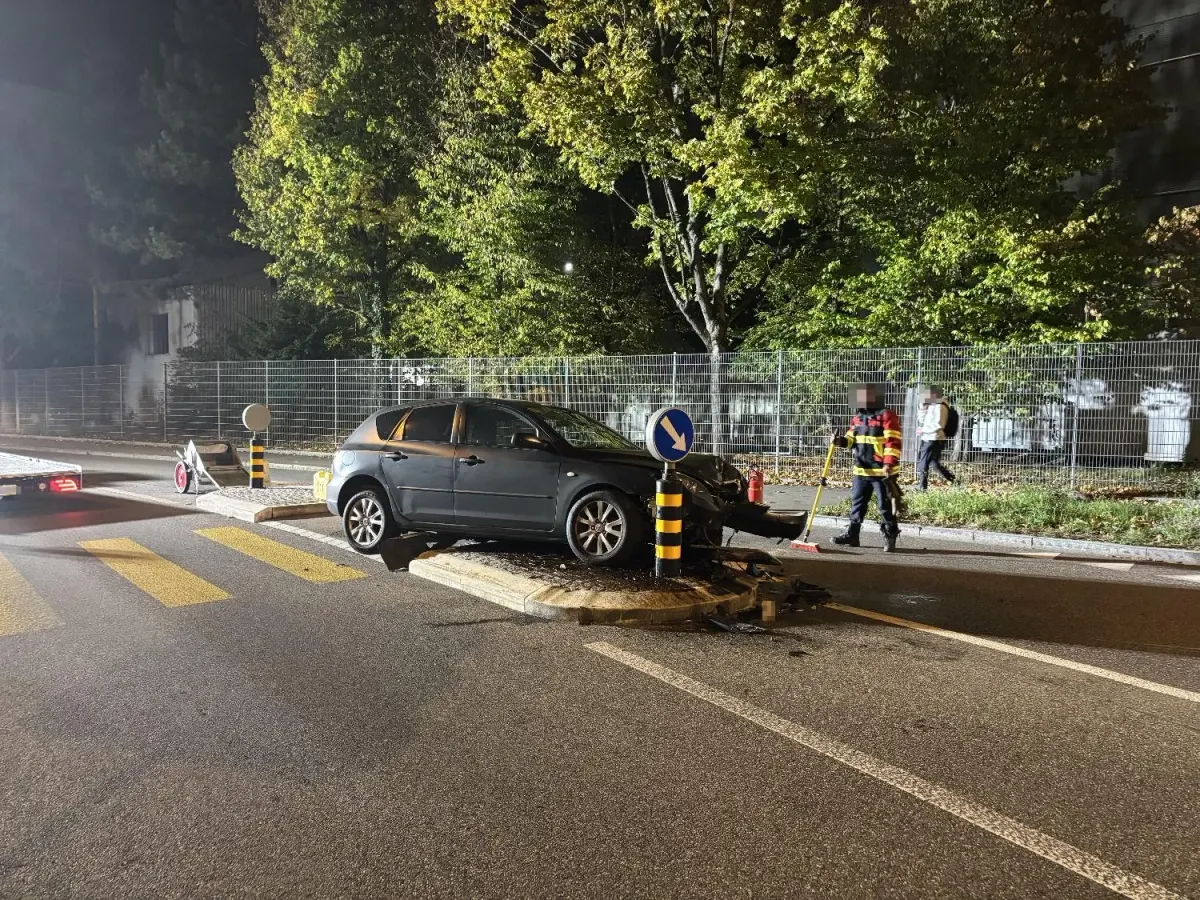 Stadt Schaffhausen: Auto kollidiert mit Fussgängerschutzinsel