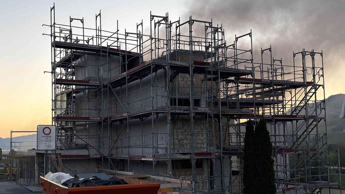 Wilen bei Wollerau: Rauchentwicklung auf Baustelle
