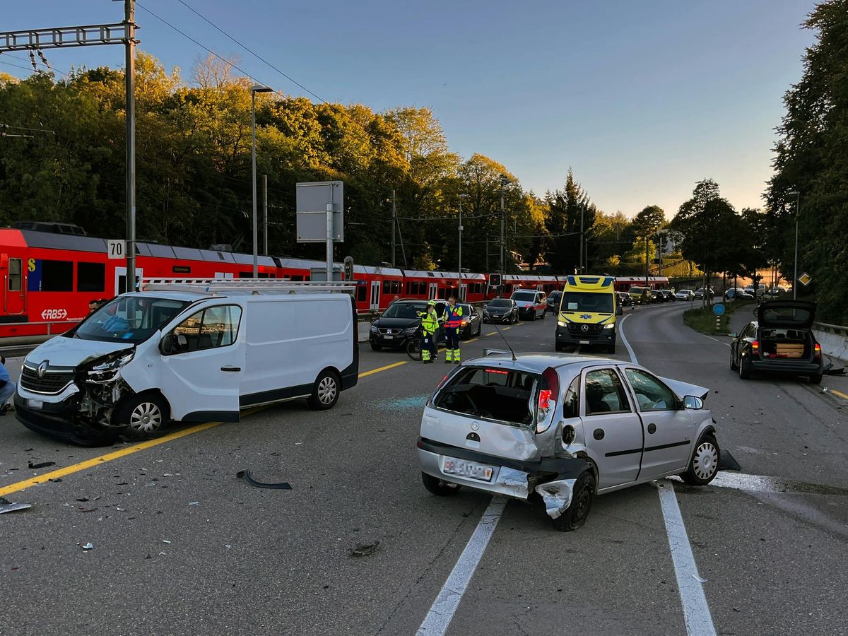 Bern: Vier Verletzte bei Verkehrsunfall mit drei Fahrzeugen