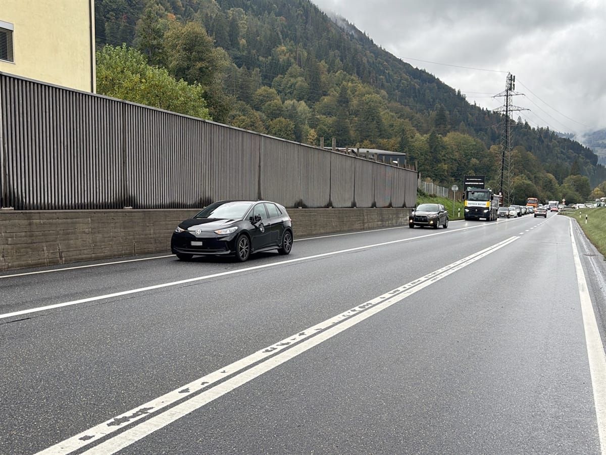 Mehrere Fahrzeug auf der Strasse. Das eine ist am Unfall beteiligt.