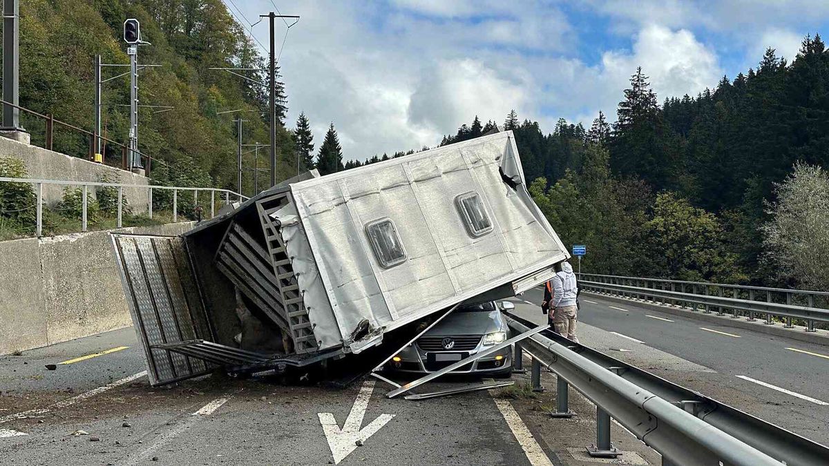 Biberbrugg: Viehanhänger kippt auf entgegenkommendes Auto - Frau erheblich verletzt