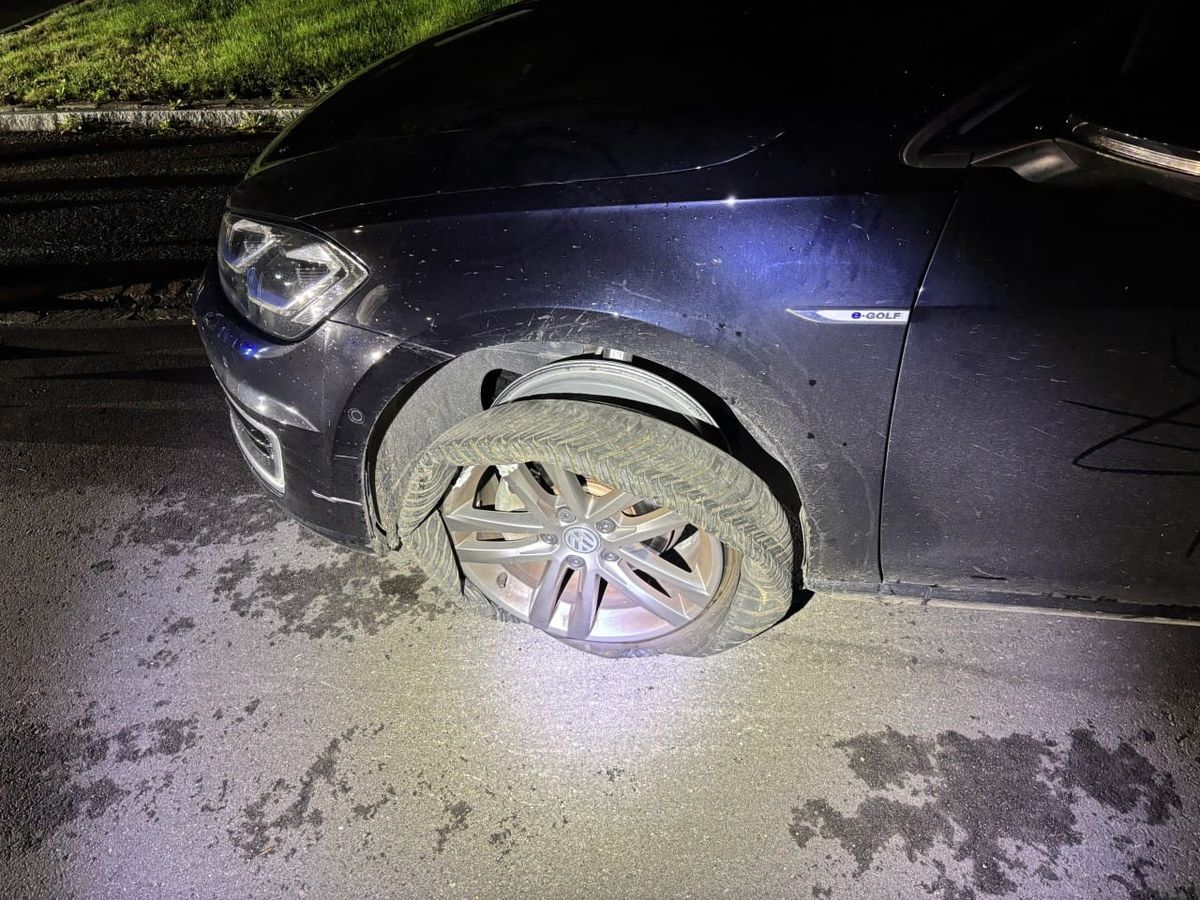 Unfallwagen mit plattem Reifen.
