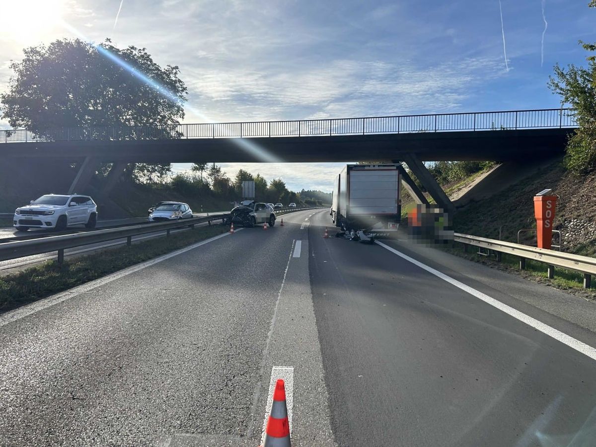 Stark beschädigtes Auto auf der Überholspur. Sowie beschädigter Anhängerzug auf dem Normalstreifen.
