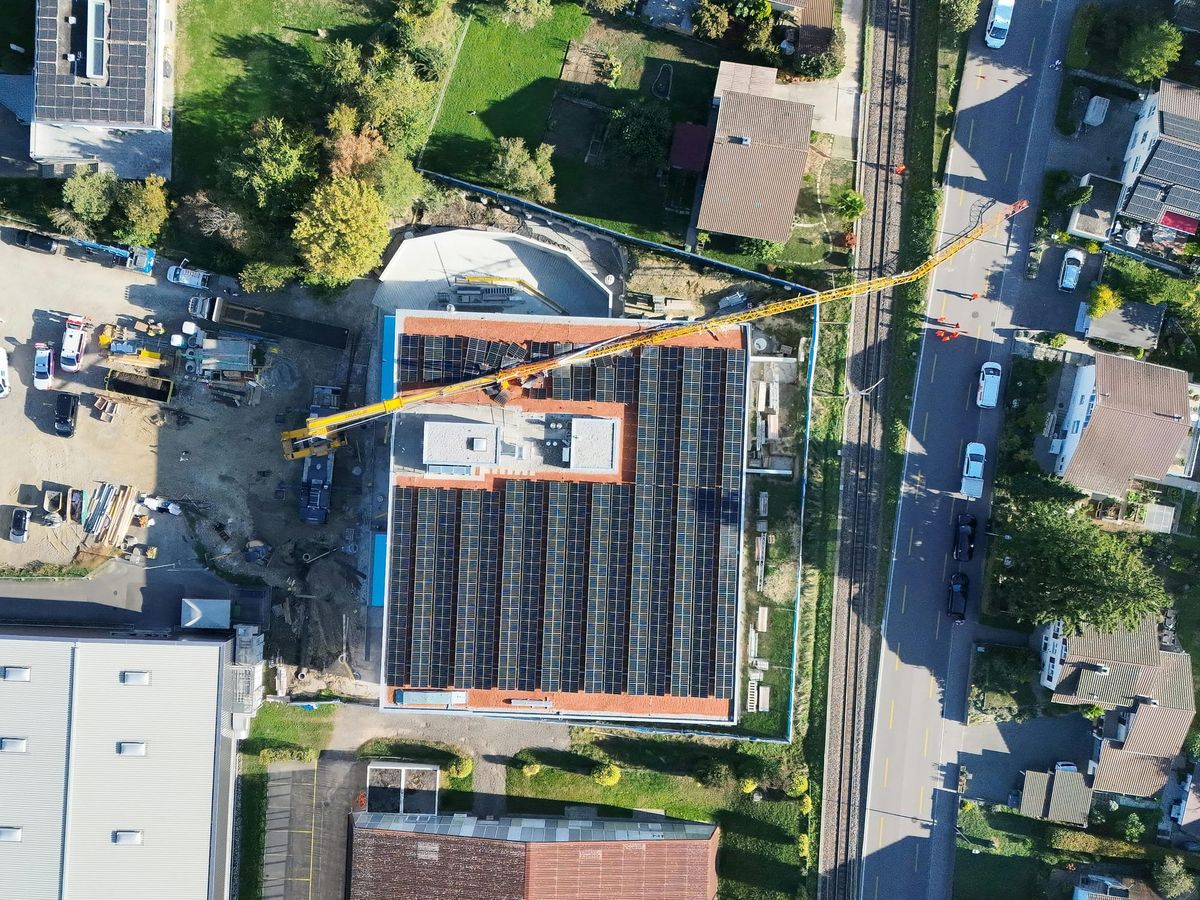 Am Dienstagmorgen ist in Ipsach bei einer Baustelle ein Arbeitskran eingeknickt und auf ein nebenstehendes Gebäude, eine Bahnlinie sowie eine Strasse gefallen.