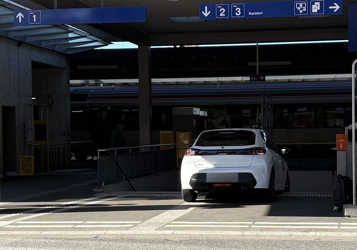 Frauenfeld: Mit dem Auto auf Bahnhofstreppe gefahren