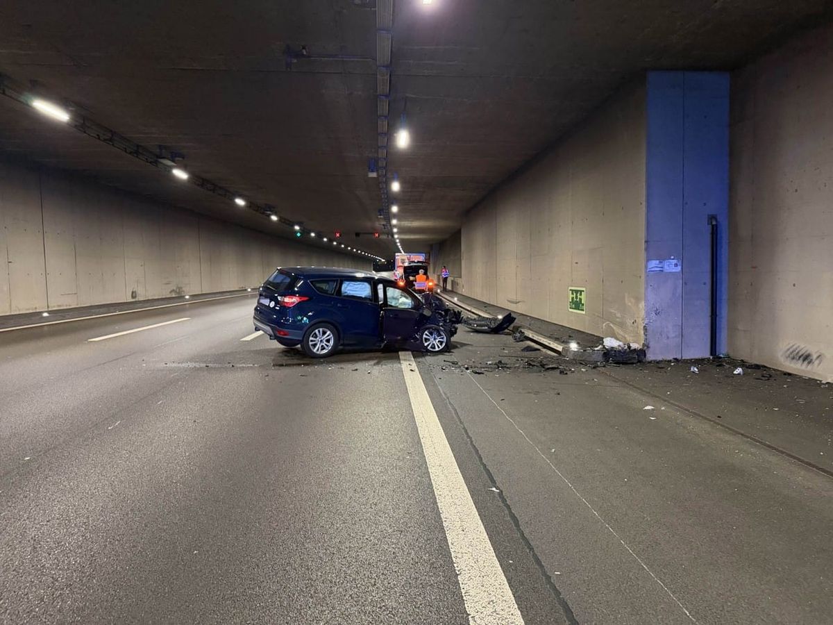 Demolierter Unfallwagen nach Kollision mit Tunnelwand.