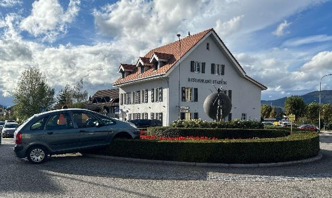 Foto aus dem Originaldokument: Däniken: Auto kommt bei Selbstunfall auf Kreiselinsel zum Stillstand – niemand verletzt
