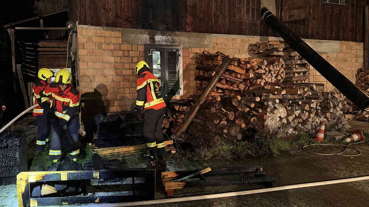 Sattel: Holzstapel brannte bei Stall