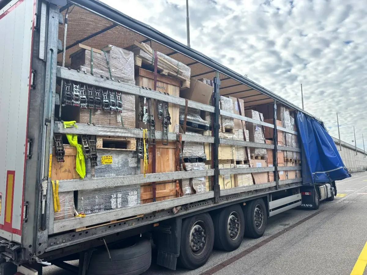 Stadt Schaffhausen: Ungenügend gesicherte Ladung bringt Lastwagen in Schräglage