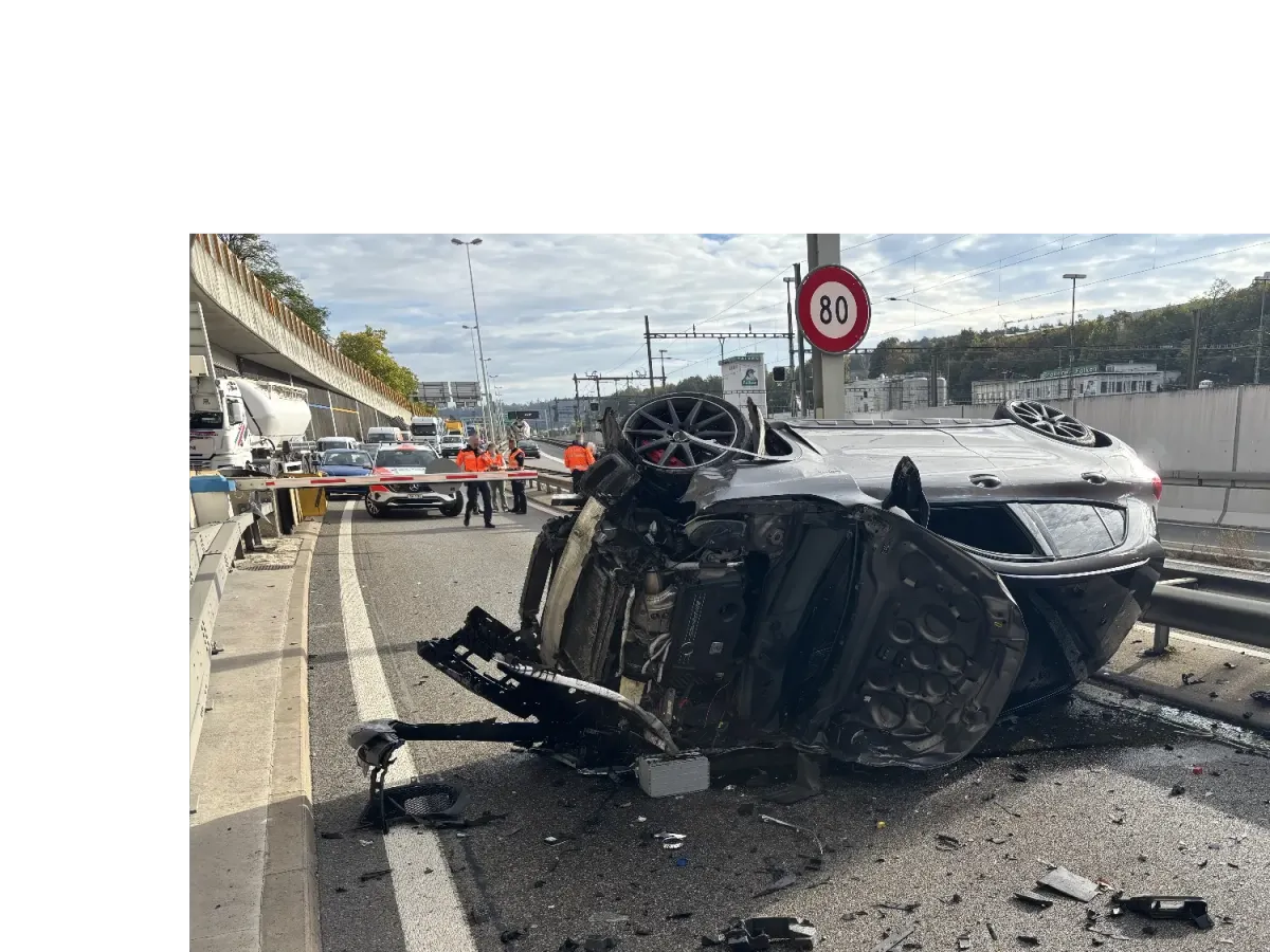 Stadt Schaffhausen: Auto überschlägt sich bei Alleinunfall