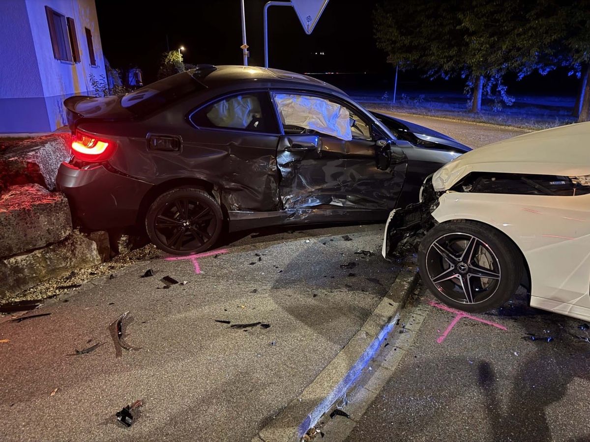 BMW, welcher seitlich stark beschädigt ist. Zudem ein weisser Mercedes ersichtlich, bei welchem die Front eingedrückt ist.