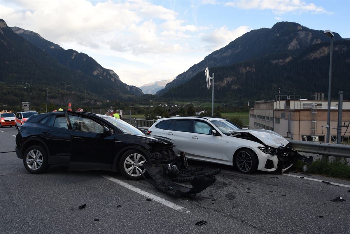 Die beiden Unfallautos stehen parallel auf der Strasse. Dahinter Einsatzkräfte und zwei Polizeiautos.