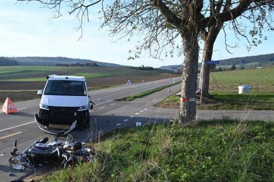 Ein beschädigtes Motorrad und ein kaputter, weisser Van auf der Unfallstelle