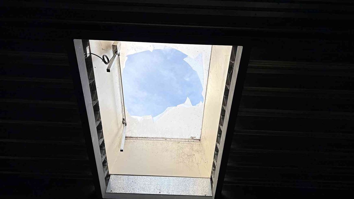 Einsiedeln: Zwei Personen nach Sturz durch Oberlichtkuppel lebensbedrohlich verletzt